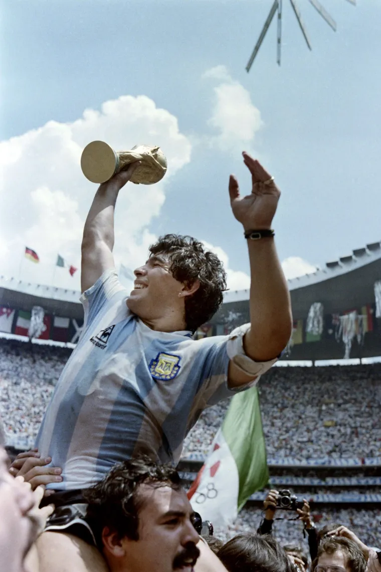 Kapetan i najveća zvijezda Argentine podiže pehar osvajača svjetskog prvenstva 1986. godine