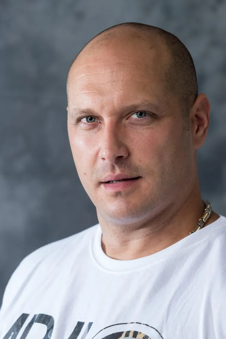 Marin Ivanović Stole, zagrebački reper i autor monodrame &quot;Stara škole kreka – iz tame u svjetlost” jedan je od onih koji je i posjetio zajednicu Cenacolo. Doris Pinčić otkrio je kako je prošao kroz sve moguće komune i terapije, ali da nije bio doista izliječen dok nije otišao u Cenacolo: &quot;Shvatio sam da mi samo Bog može pomoći, da nema drugog načina. Iskreno sam molio Boga i otišao sam u Cenacolo. Jako mi se svidjelo ono što je majka Elvira rekla – Cenacolo ne liječi drogu nego uzroke zbog kojih se drogiramo. To mi je bilo izvrsno. Nema svatko snagu živjeti čistoću i nema svatko dar spoznati koliko je to važno. Mediji nam nameću izopačenost i nema više onih tradicionalnih vrijednosti. A čistoća je jedna od tih istinskih vrijednosti. Volio bih da sam snažniji i ustrajniji u tome, ali trudim se biti bolji”, priznao je reper. 