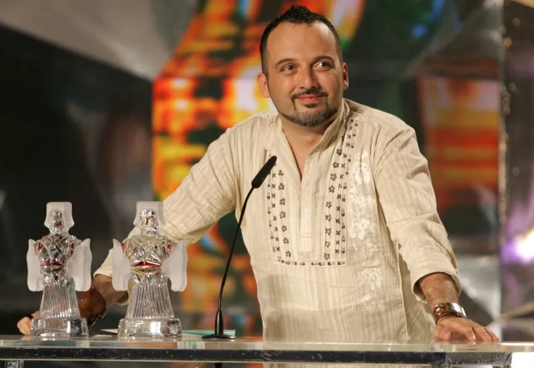 Tony Cetinski sve je češće ime i na duhovnoj glazbenoj sceni. Poznati glazbenik priznaje kako su ga kroz život vodile jedino vjera i ljubav. Pravu je ljubav upoznao, izgleda, tek u trećem braku, a vjera ga je spasila od pakla poroka: &quot;Neke situacije su me svakako obilježile i ostat će mi cijeli život urezane u sjećanju. Shvatiš da nisi ti taj koji možeš išta planirati nego se samo moraš znati nositi sa svim što život donosi&quot;, priznao je Tony.