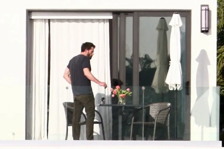J.LO I BEN AFFLECK PROVELI VIKEND ZAJEDNO: Ona se 'hladila' u neobičnoj pozi i popravljala haljinu, a on - pio i pušio