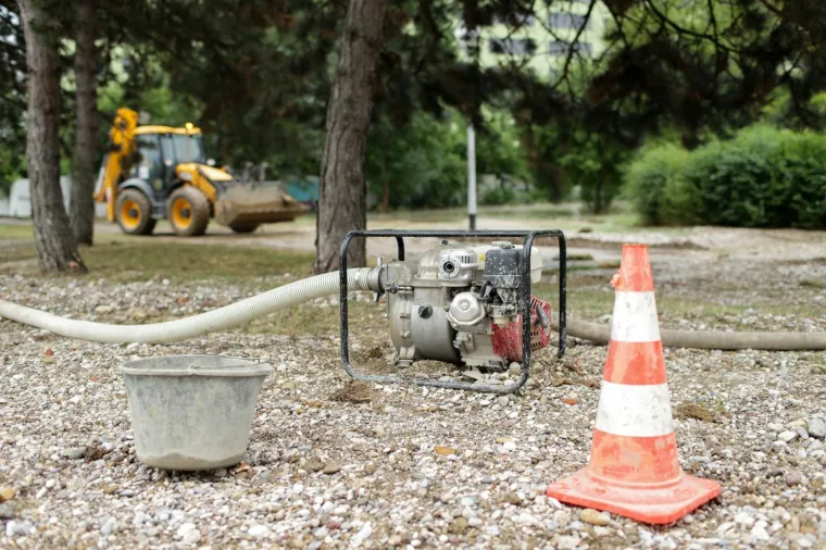 PUKNUĆE CIJEVI U NOVOM ZAGREBU: Stigla je cisterna koja opskrbljuje stanovnike vodom