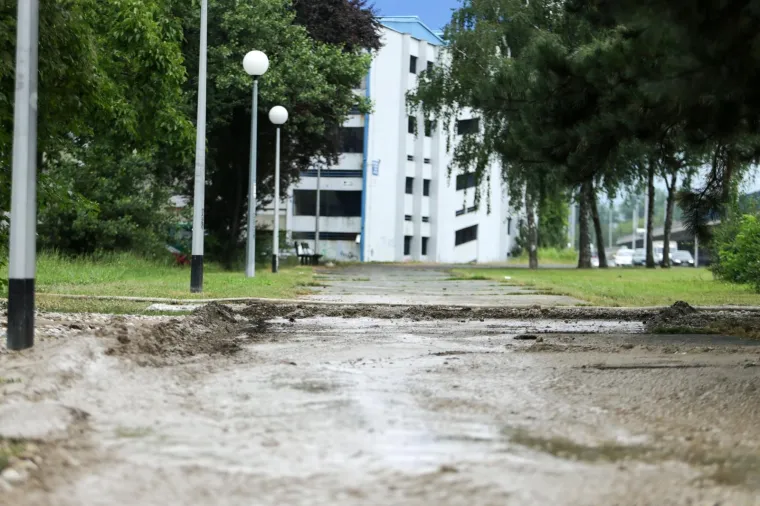 PUKNUĆE CIJEVI U NOVOM ZAGREBU: Stigla je cisterna koja opskrbljuje stanovnike vodom