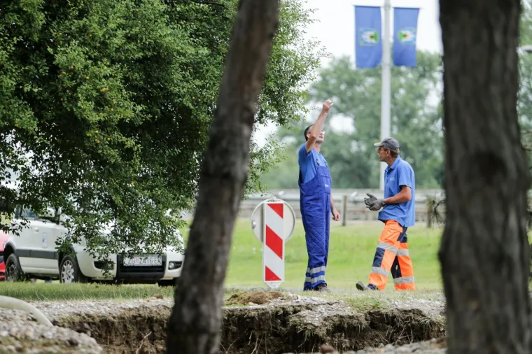 PUKNUĆE CIJEVI U NOVOM ZAGREBU: Stigla je cisterna koja opskrbljuje stanovnike vodom