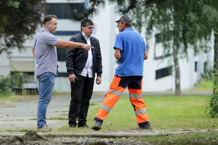 PUKNUĆE CIJEVI U NOVOM ZAGREBU: Stigla je cisterna koja opskrbljuje stanovnike vodom