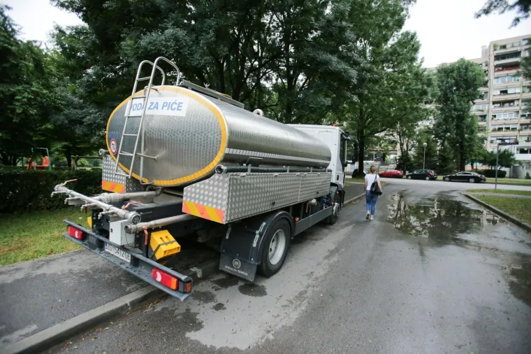 PUKNUĆE CIJEVI U NOVOM ZAGREBU: Stigla je cisterna koja opskrbljuje stanovnike vodom