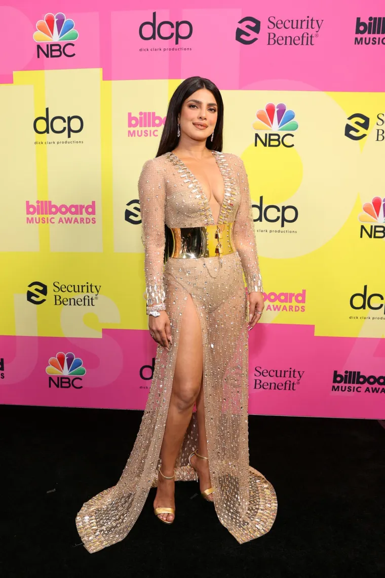 NIKAD HRABRIJA IZDANJA: Priyanka Chopra pokazala raskoš u prozirnoj haljini, 'trakice' Megan Fox jedva ostale na mjestu...