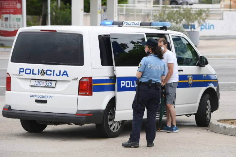 OZLIJEĐEN MOTOCIKLIST U ŠIBENIKU: Kamper mu je oduzeo prednost na Jadranskoj magistrali