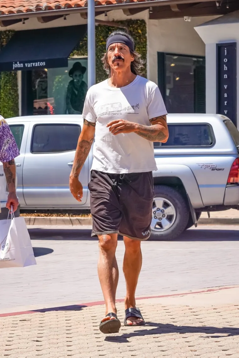 Kiedis i Hillel Slovak nisu se drogirali dok su bili na turnejama tijekom prvih godina djelovanja Red Hot Chilli Peppersa. Umjesto toga, pili su na litre Jägermeistera jer je ono imalo djelovanje slično opojnoj drogi. No, Anthony je svaki put kad bi bio mrtav pijan imao vrlo lošu naviku - skinuo bi se gol te bi tako lunjao po hotelima i kucao nepoznatim ljudima na vrata.