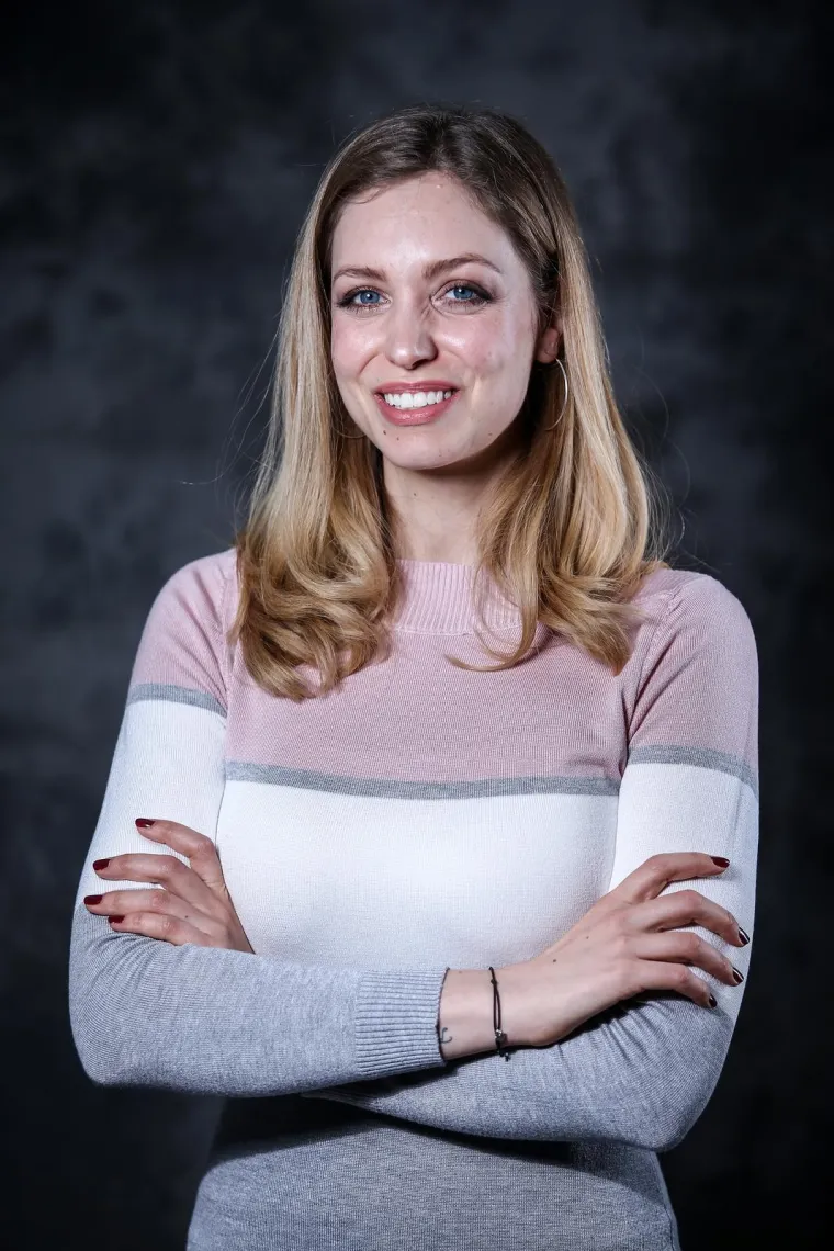 2019. - Inače, malo ljudi zna da je Hana kao studentica muzičke akademije zaigrala u prvoj hrvatskoj glazbeno-dramskoj seriji &quot;Stella&quot;. Tijekom studija bavila se slikanjem i pisanjem, no nakon završetka fakulteta i stečene diplome magistrice kompozicije i glazbene teorije, potpuno se posvetila pozornici.