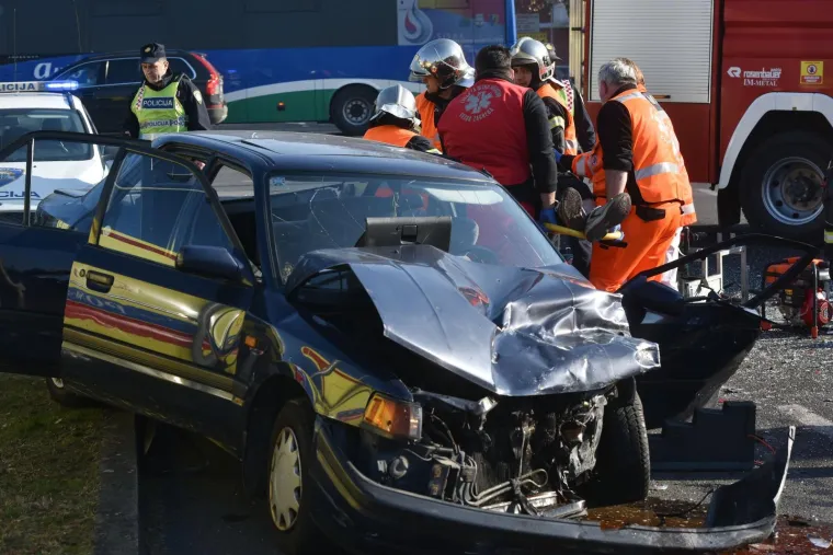 U teškoj prometnoj nesreći na križanju Ulice Republike Njemačke i Ukrajinske ulice, u kojoj su sudjelovala dva osobna automobila, ozlijeđene su dvije osobe.