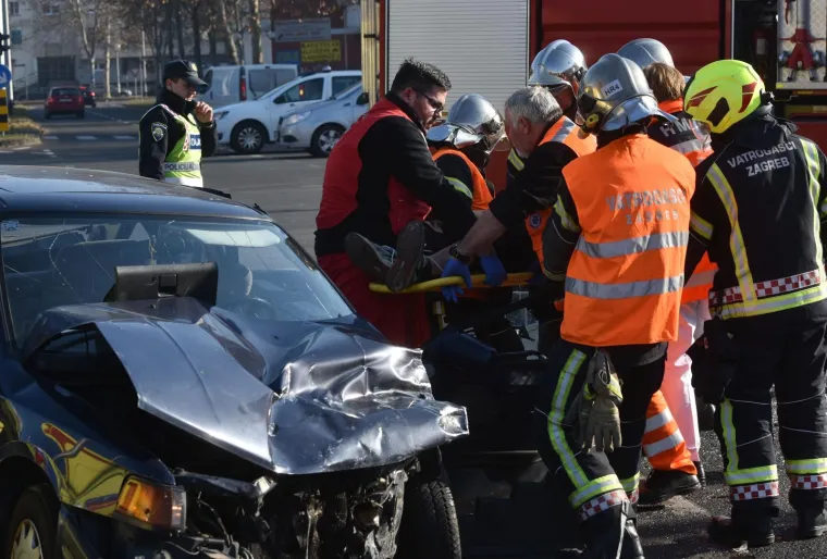 TEŠKA PROMETNA NESREĆA U ZAGREBU: Ozlijeđene su dvije osobe