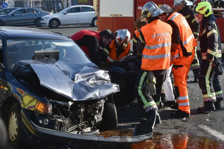 TEŠKA PROMETNA NESREĆA U ZAGREBU: Ozlijeđene su dvije osobe