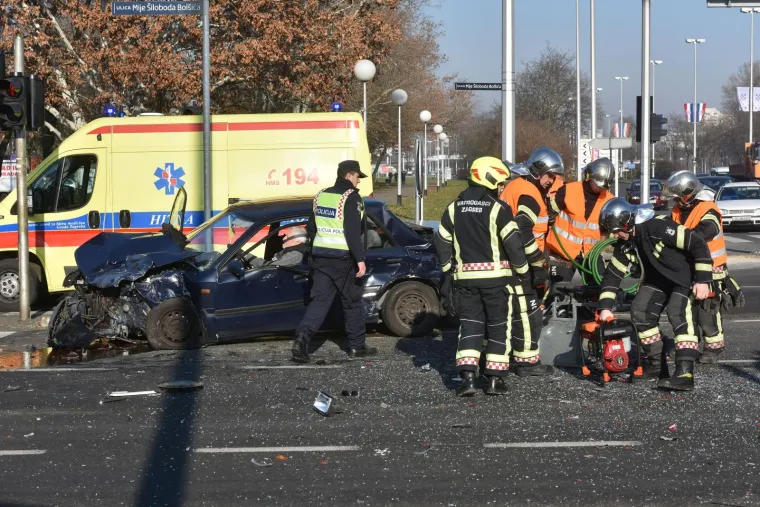 TEŠKA PROMETNA NESREĆA U ZAGREBU: Ozlijeđene su dvije osobe