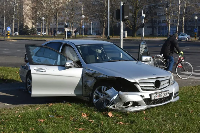 TEŠKA PROMETNA NESREĆA U ZAGREBU: Ozlijeđene su dvije osobe