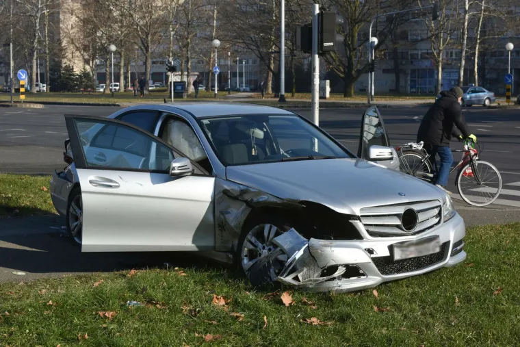 TEŠKA PROMETNA NESREĆA U ZAGREBU: Ozlijeđene su dvije osobe