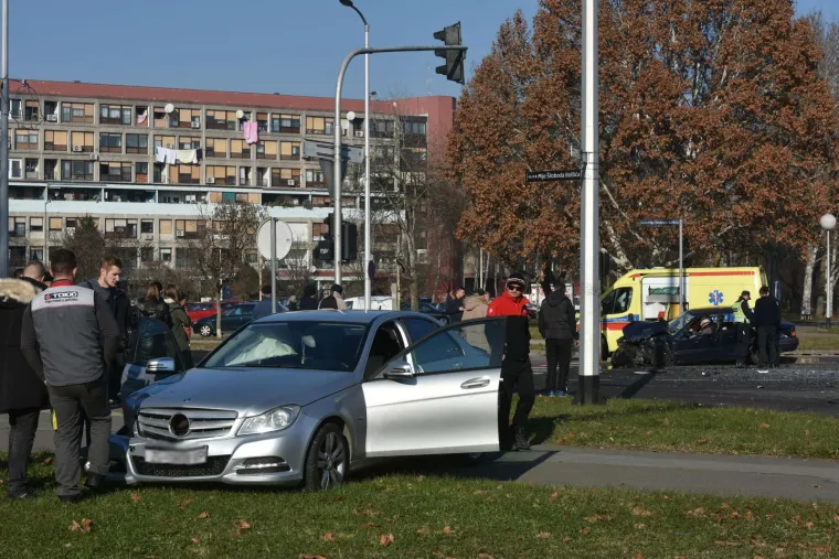 TEŠKA PROMETNA NESREĆA U ZAGREBU: Ozlijeđene su dvije osobe