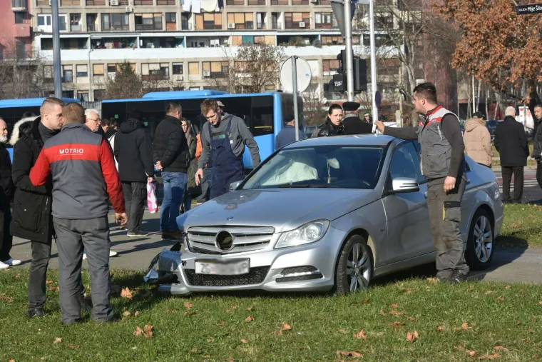 TEŠKA PROMETNA NESREĆA U ZAGREBU: Ozlijeđene su dvije osobe