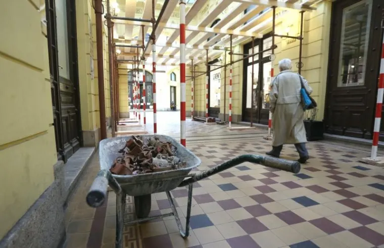 Postavljanjem skela započela je prva faza obnove najpoznatijeg zagrebačkog prolaza Oktogona.