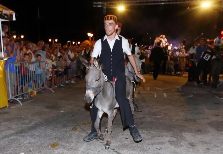 ŽESTOKA BITKA: Tisuće na magarećoj utrci u Tribunju, Renault 4 odnio pobjedu