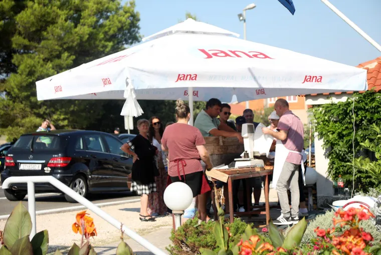 Janjetina za 40 eura, velike gužve i brojni suveniri. Ovako se u Vrpolju slavi Velika Gospa