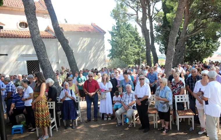 Janjetina za 40 eura, velike gužve i brojni suveniri. Ovako se u Vrpolju slavi Velika Gospa