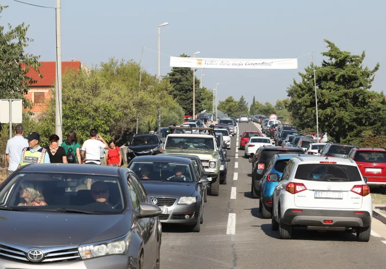 Janjetina za 40 eura, velike gužve i brojni suveniri. Ovako se u Vrpolju slavi Velika Gospa