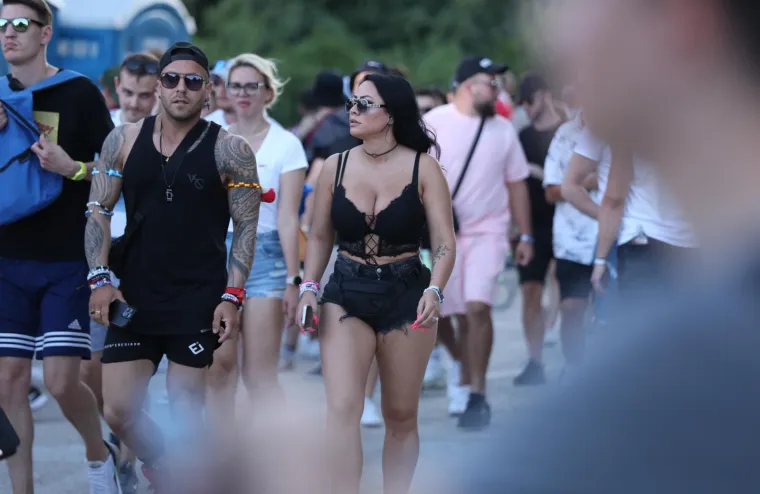 Počela je Ultra! Split pod opsadom horde partijanera, već je bilo posla za Hitnu, a i policiju: 'Skidao je i čarape, patike, uloške iz patika'