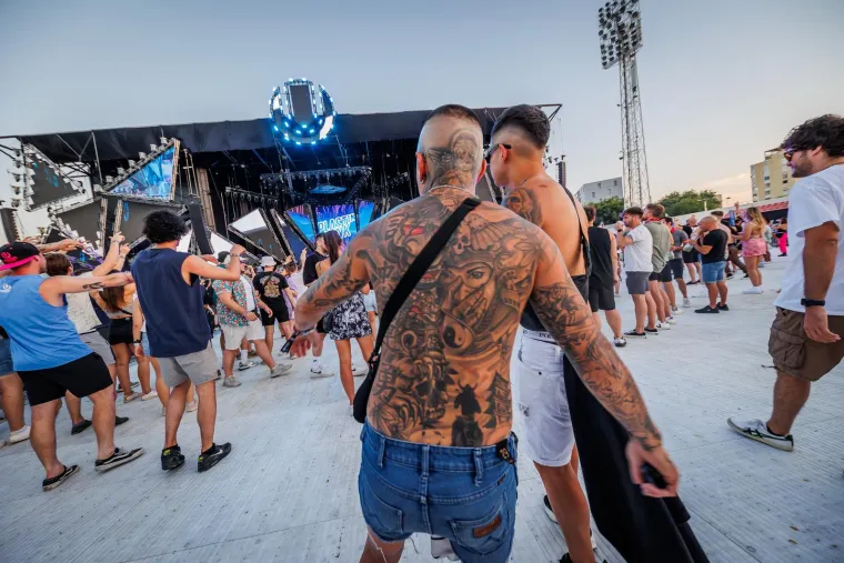 Počela je Ultra! Split pod opsadom horde partijanera, već je bilo posla za Hitnu, a i policiju: 'Skidao je i čarape, patike, uloške iz patika'