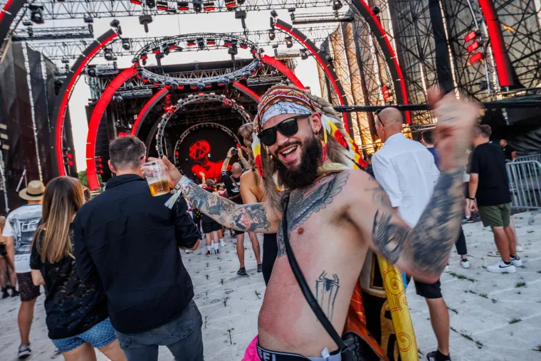 Počela je Ultra! Split pod opsadom horde partijanera, već je bilo posla za Hitnu, a i policiju: 'Skidao je i čarape, patike, uloške iz patika'