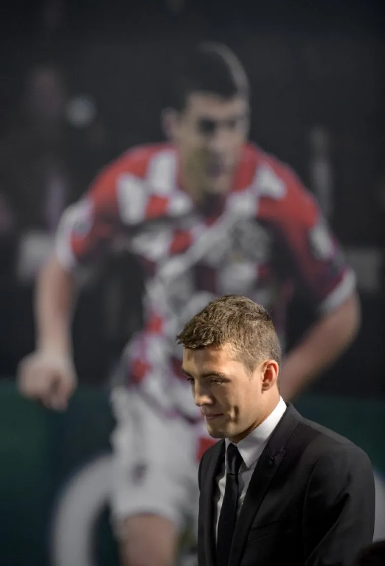 Hrvatski nogometaš Mateo Kovačić u srijedu je potpisao šestogodišnji ugovor s Real Madridom nakon čega je predstavljen navijačima i medijima.