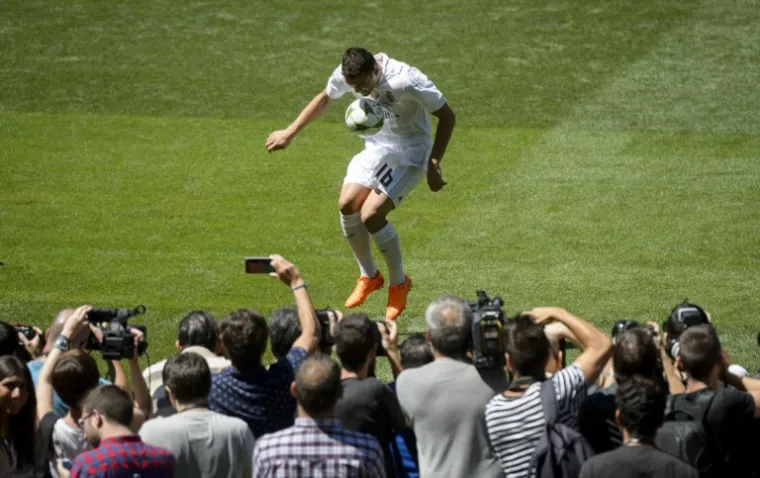 Hrvatski nogometaš Mateo Kovačić u srijedu je potpisao šestogodišnji ugovor s Real Madridom nakon čega je predstavljen navijačima i medijima.