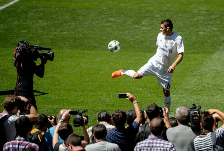 Hrvatski nogometaš Mateo Kovačić u srijedu je potpisao šestogodišnji ugovor s Real Madridom nakon čega je predstavljen navijačima i medijima.