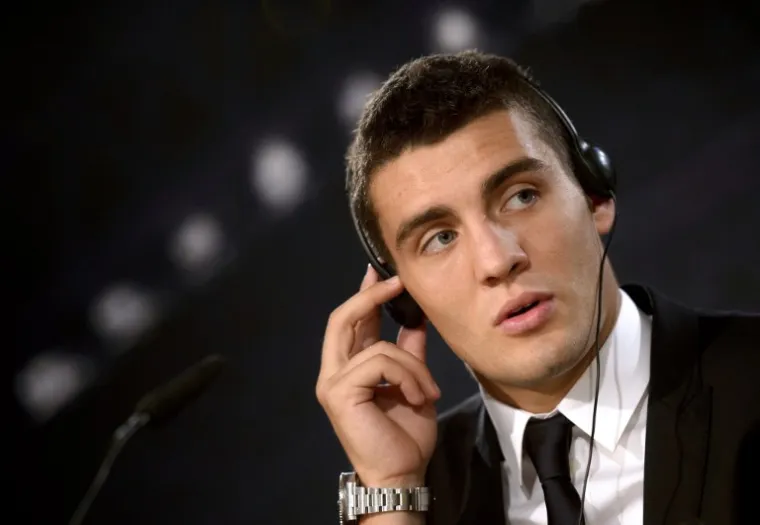 Hrvatski nogometaš Mateo Kovačić u srijedu je potpisao šestogodišnji ugovor s Real Madridom nakon čega je predstavljen navijačima i medijima.