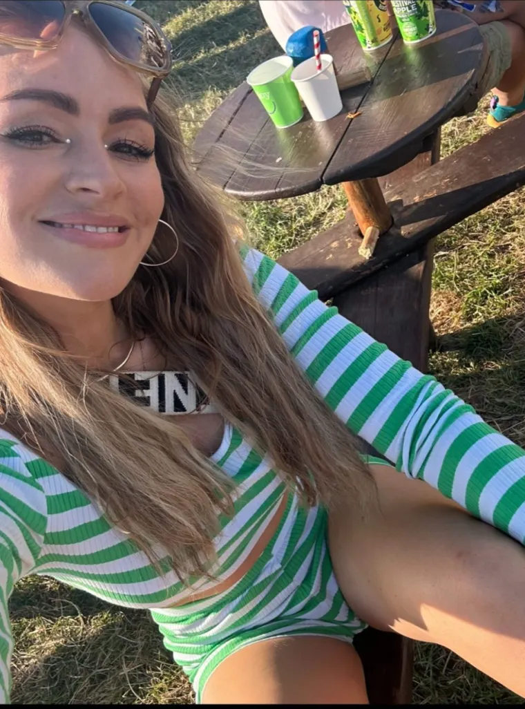 Provokativna Laura je povela prijateljicu na Wimbledon i zbog njih nitko nije mogao gledati tenis, svi su 'buljili' u njih