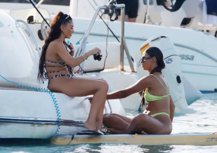 Bikini party za masovne infarkte: Vrele curke se razuzdale na jahti i pokazale raskoš kakva se ne viđa svaki dan