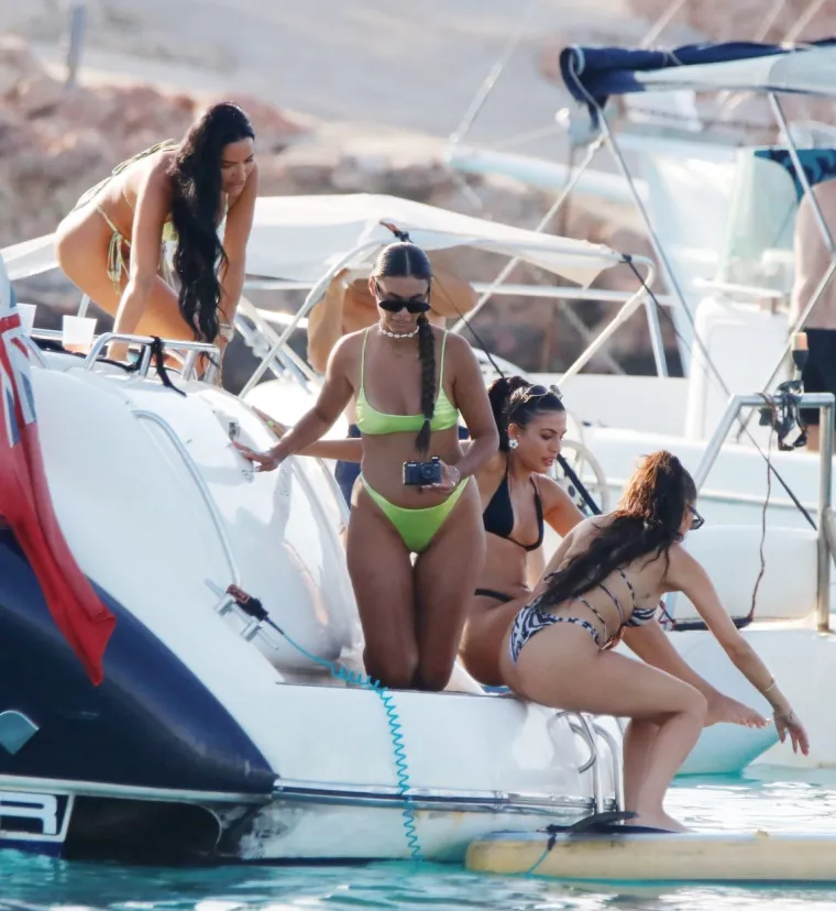 Bikini party za masovne infarkte: Vrele curke se razuzdale na jahti i pokazale raskoš kakva se ne viđa svaki dan