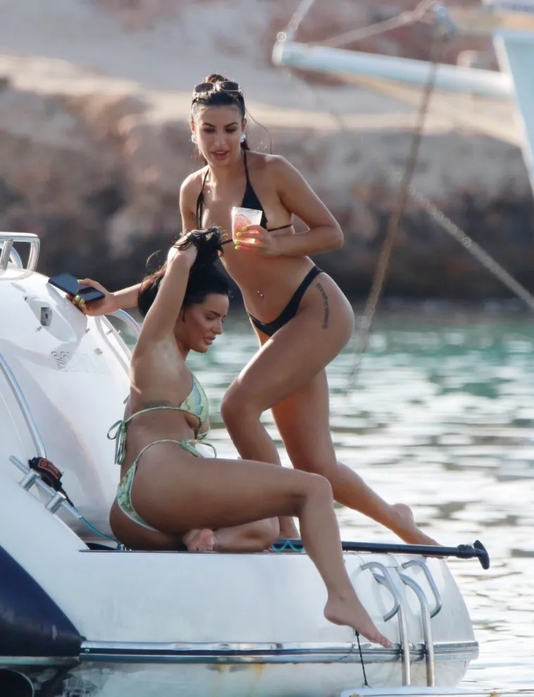Bikini party za masovne infarkte: Vrele curke se razuzdale na jahti i pokazale raskoš kakva se ne viđa svaki dan