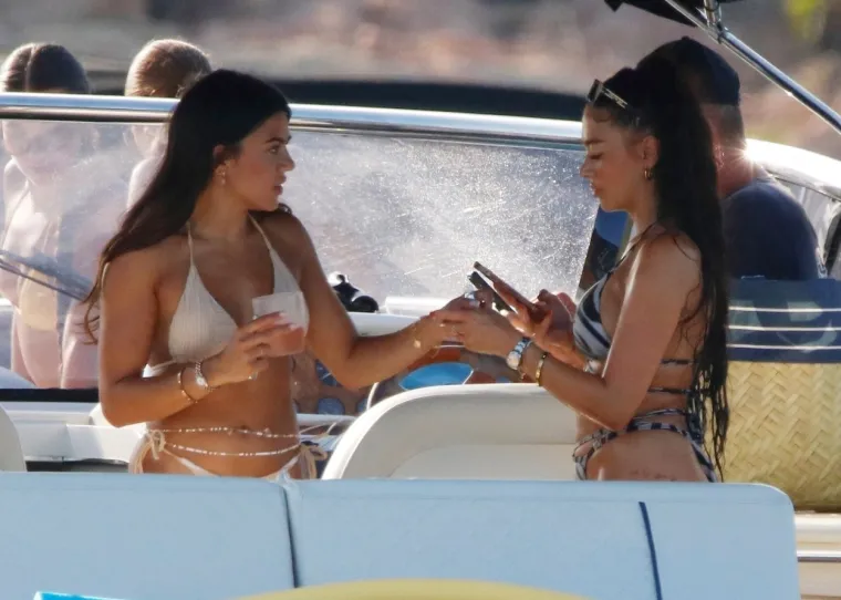 Bikini party za masovne infarkte: Vrele curke se razuzdale na jahti i pokazale raskoš kakva se ne viđa svaki dan