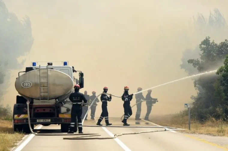 POŽAR U ZALEĐU VODICA: Vatra se opasno približila kućama