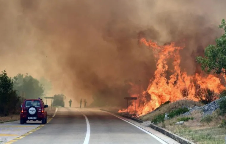 Požar je buknuo na Benkovačkoj cesti, na predjelu Dobri dolac. Bez struje je cijeli zapadni dio županije – Vodice, Murter, Tisno, Pirovac, piše sibenskiportal.hr.