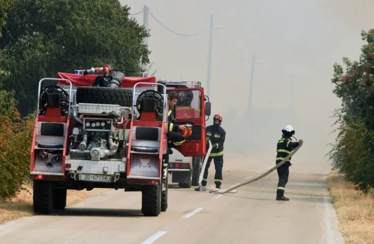 POŽAR U ZALEĐU VODICA: Vatra se opasno približila kućama