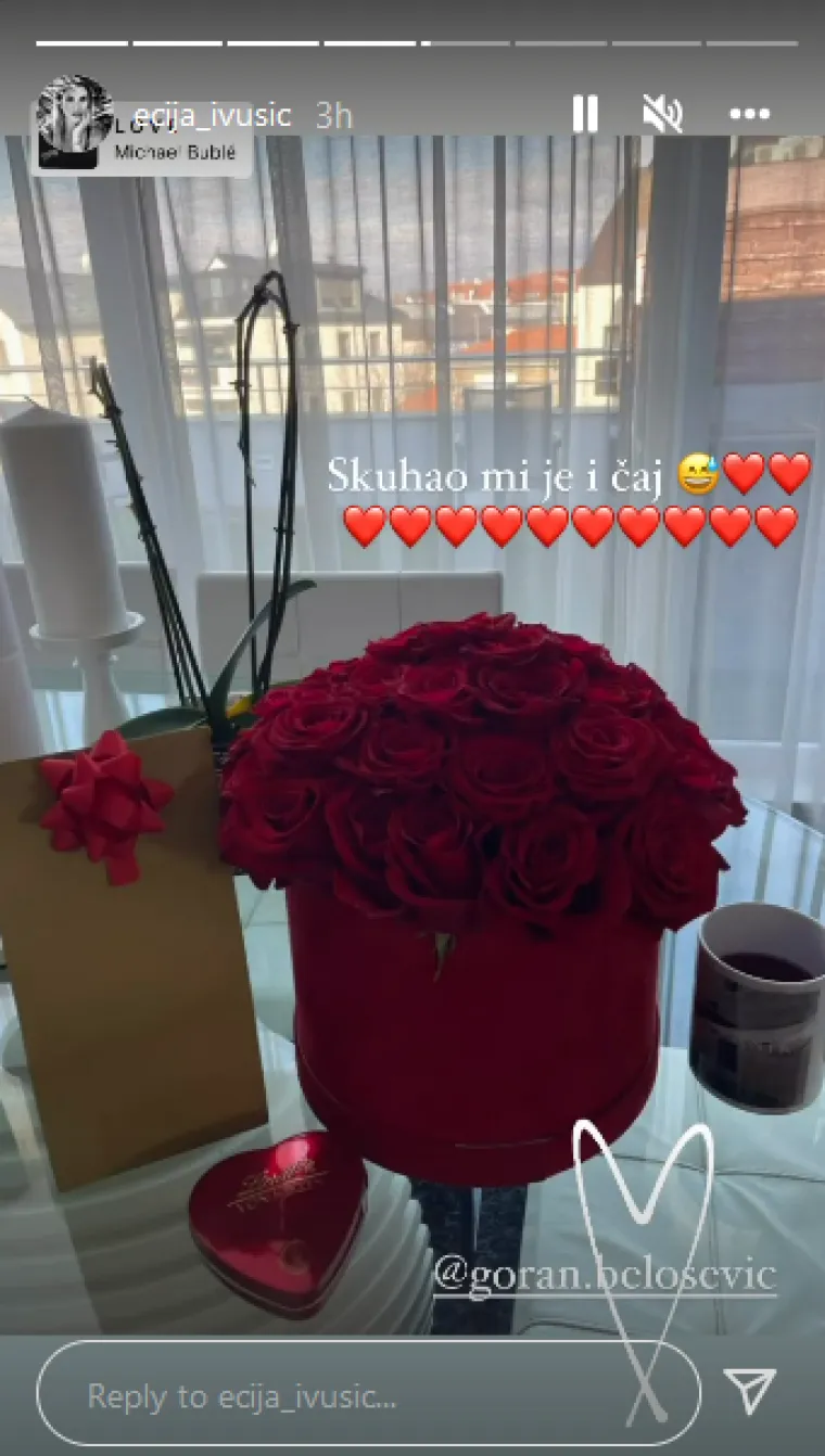 Na Instagramu se velikim buketom crvenih ruža pohvalila i influencerica Ecija Ivušić koja je od svog dečka Gorana Beloševića, uz ruže, dobila čaj, praline u obliku srca i misteriozni poklon s mašnicom.
