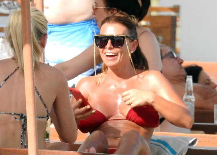 MUKE PO BUJNOM POPRSJU: Supruzi Waynea Rooneyja minijaturan bikini zadavao probleme na plaži