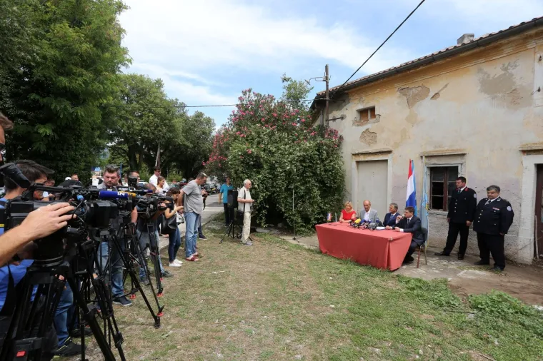 U Novom Vinodolskom ministar Goran Marić podnio je danas ostavku. Bio je u društvu ministra Olega Butkovića i gradonačelnika Velimira Piškulića.