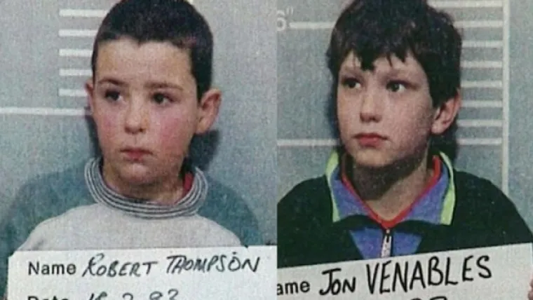 4. Robert Thompson i Jon Venables
Dvojica 10-godišnjih prijatelja su 1993. učinila nezamislivo. U trgovačkom središtu su oteli trogodišnjeg Jamesa Bulgera koji je bio s majkom. Zlostavljanje koje je uslijedilo zgrozilo je sve koji su radili na slučaju. Dječaci su mlatili trogodišnjaka, slagali kamenje na njegovu glavu, sodomizirali ga baterijama... Na kraju, kada su ga ubili, stavili su tijelo na tračnice kako bi ga vlak rasjekao napola. Dijete je imalo toliko ozljeda da patolozi nisu mogli odrediti koja je bila smrtonosna.
Kada su uhvaćeni, svaki je krivio onog drugog. Osuđeni su proveli u zatvoru osam godina, no tada je suđenje poništeno. Oslobođeni su i zajamčena im je anonimnost.
