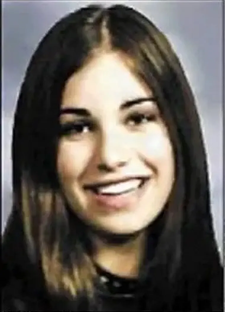8. Jasmine Richardson:
U dobi od 12 godina, Jasmine je 2006. osuđena za ubojstvo mame, tate i osmogodišnjeg brata. Roditelji su joj zabranili da se viđa sa svojim 23-godišnjim &quot;dečkom&quot; Jeremyjem Steinkeom. Dečko, koji je prijateljima govorio da je 300 godina star vukodlak, došao je do njezine kuće i zajedno su ubili njezinu obitelj - prvo je Steineke ubio roditelje koji su bili u prizemlju, a potom je pozvao Jasmine na kat u bratovu sobu i prisilio je da ga zakolje.
Pobjegli su, ali su brzo uhvaćeni. Steineke služi tri doživotne kazne (pod imenom Jackson May), a ona završava svoju kaznu u psihijatrijskoj bolnici i navodno se kaje zbog zločina. Od prvog dana zatvora razmjenjuju pisma u kojima ne pokazuju nimalo kajanja i bave se samo svojom vezom.
