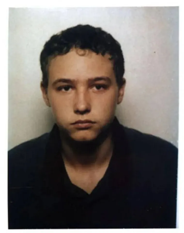 11. Josh Phillips
Josh Phillips igrao je bejzbol i slučajno udario palicom u oko svoju osmogodišnju susjedu Maddie Clifton. Vrištala je i plakala i uspaničeni 14-godišnjak odvukao ju je u svoju kuću i davio telefonskom žicom. To je nije ubilo pa ju je izbo 11 puta i na kraju premlatio bejzbolskom palicom. Nitko nije sumnjao da je Josh imao ikakve veze s nestankom djevojčice.
Tjedan dana nakon što je ubio Maddie, Joshova je majka primijetila mokar dio poda u njegovoj sobi. &quot;Vidjela sam vodu pored njegova vodenog kreveta, i prvo sam htjela vidjeti koliko curi&quot;, prisjeća se majka. Podigla je madrac i u krevetu vidjela tijelo djevojčice.
Josh je osuđen na doživotni zatvor bez mogućnosti pomilovanja.
