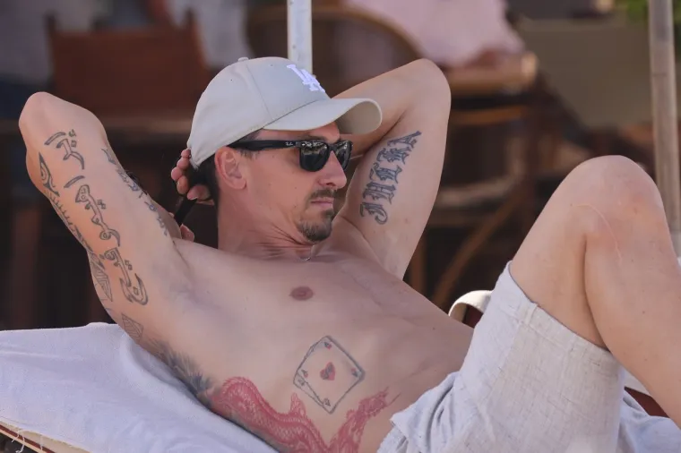 Ibrahimović na plaži pokazao isklesano i tetovirano tijelo: Jedna tetovaža fotoreporterima je baš zapela za oko