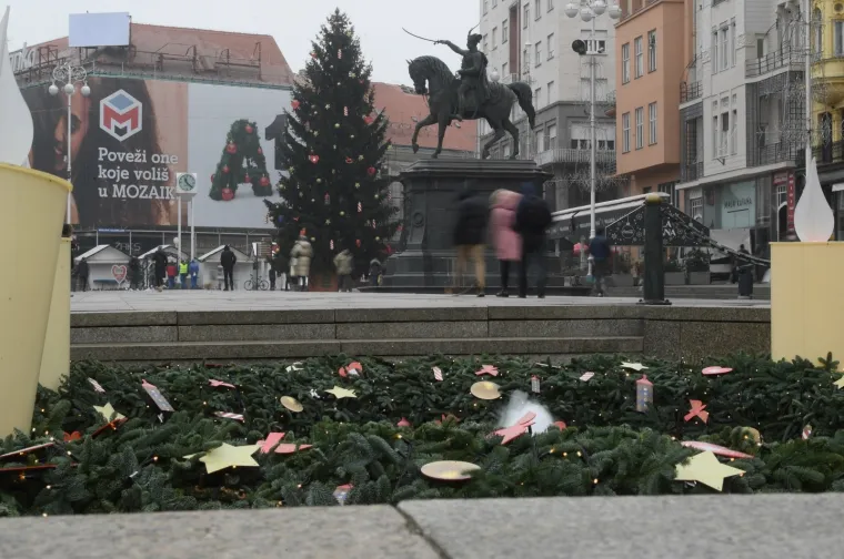 U Zagebu su prijepodne zalepršale prve pahulje snijega.