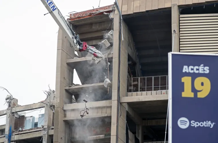 Ovi kadrovi će rastužiti sve navijače Barcelone: Bageri ruše najveći europski stadion
